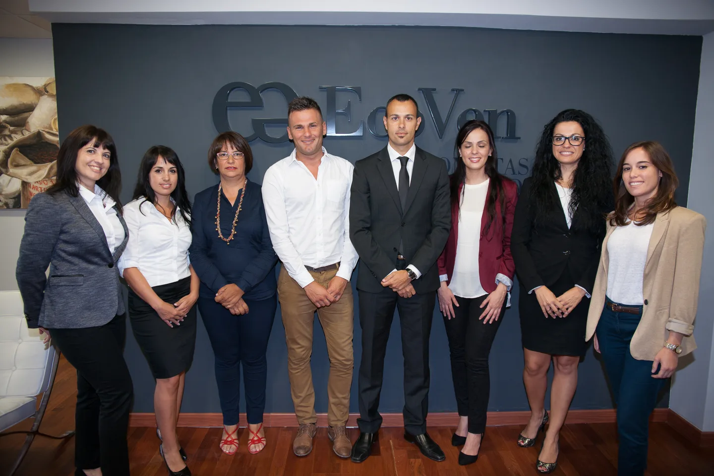 Fotografía de grupo del equipo en el despacho de EcoVen